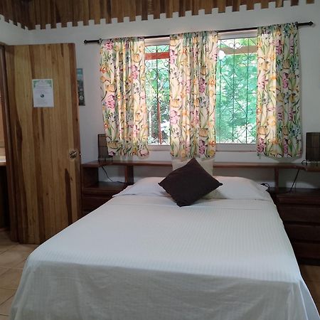 Mal Pais Surf Camp 호텔 Playa Santa Teresa  외부 사진