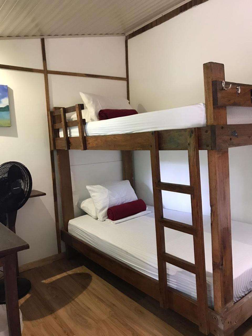 Mal Pais Surf Camp 호텔 Playa Santa Teresa  외부 사진