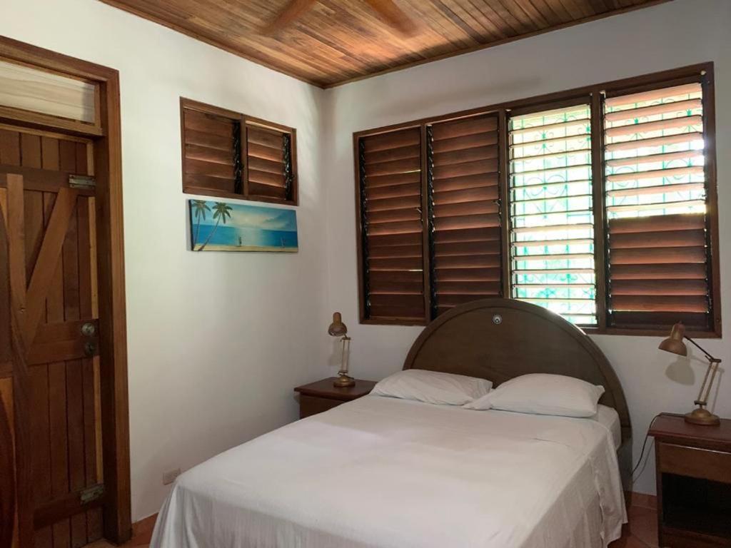 Mal Pais Surf Camp 호텔 Playa Santa Teresa  외부 사진