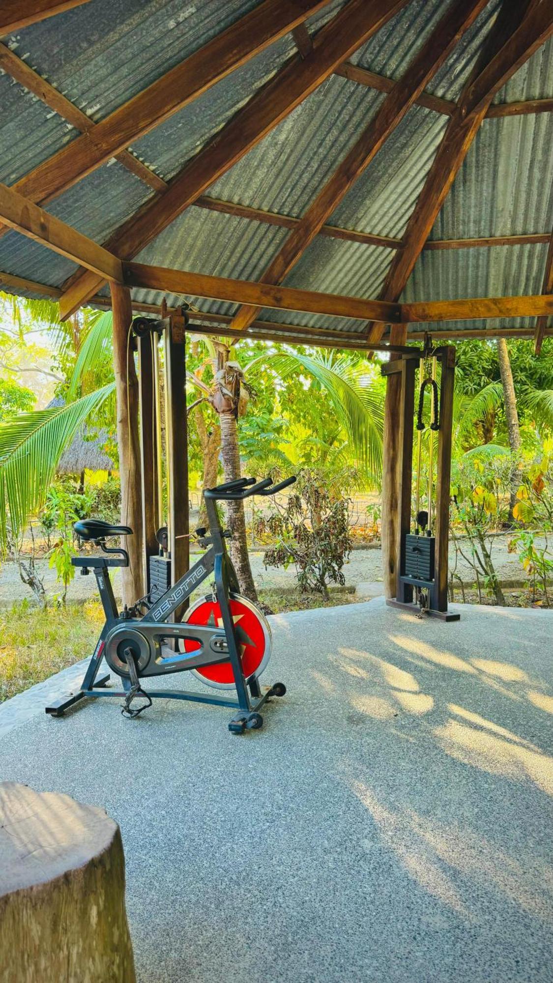 Mal Pais Surf Camp 호텔 Playa Santa Teresa  외부 사진